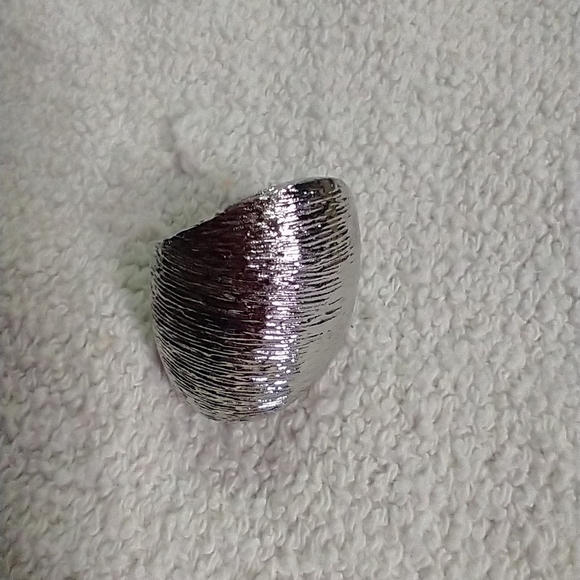 Silvertone large textured wide ring cocktail 🍸🍹 - Picture 5 of 5